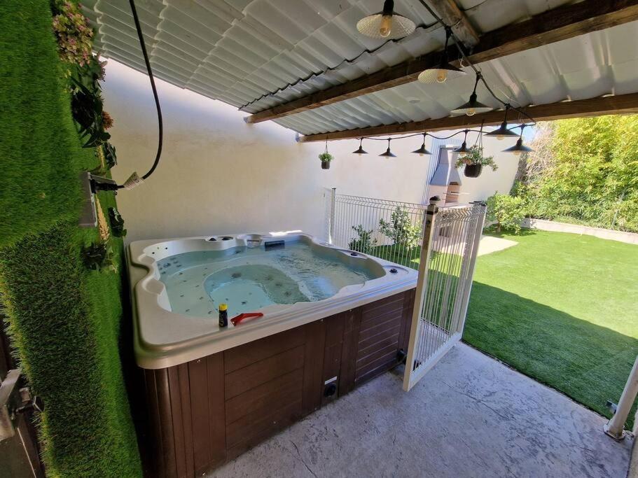 Pour 10 Personnes Avec Piscine Et Jacuzzi